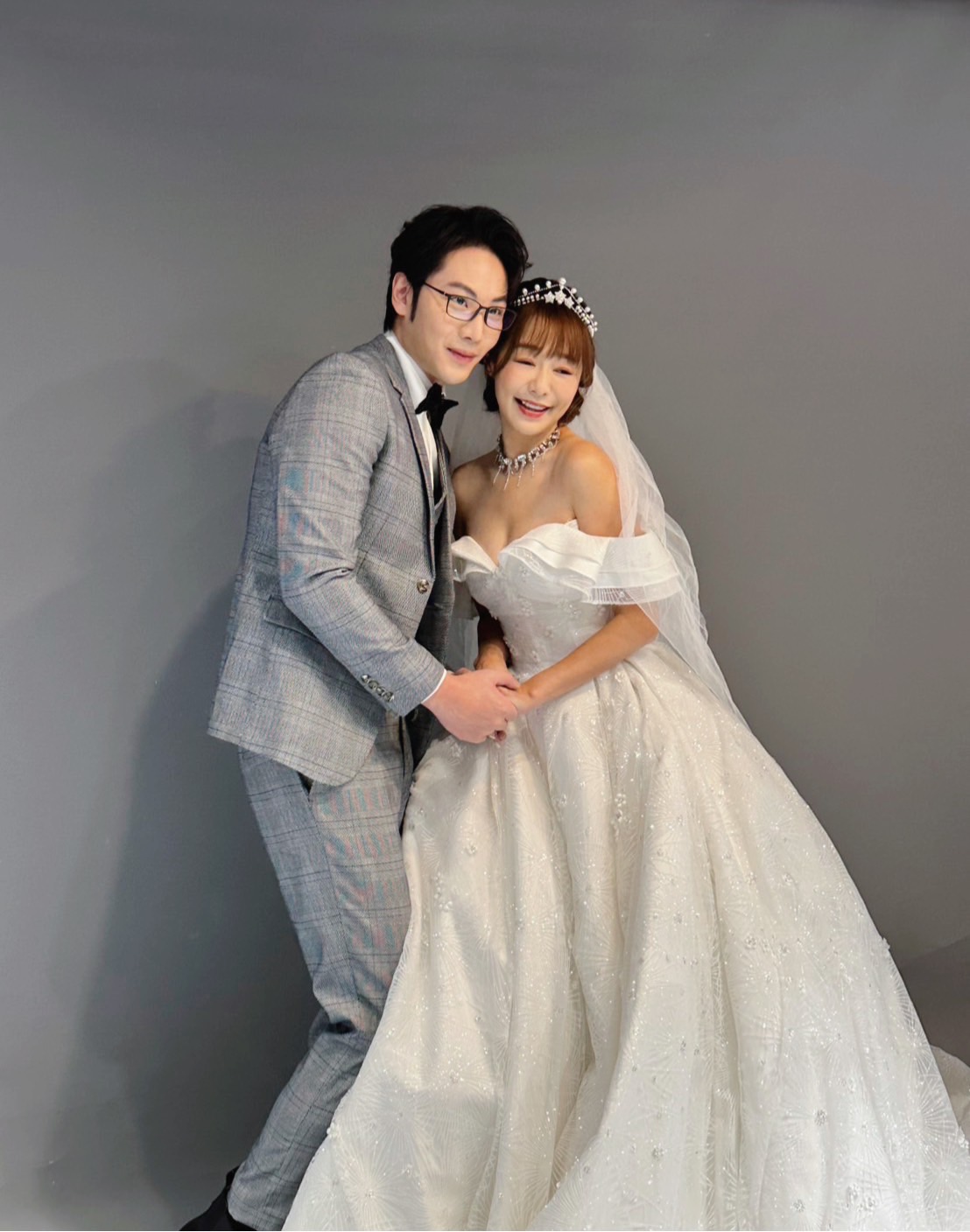 戲裡李睿紳(左)為安撫茵芙,小倆口一起拍婚紗照。(圖/J2 Plus 婚紗攝影提供)