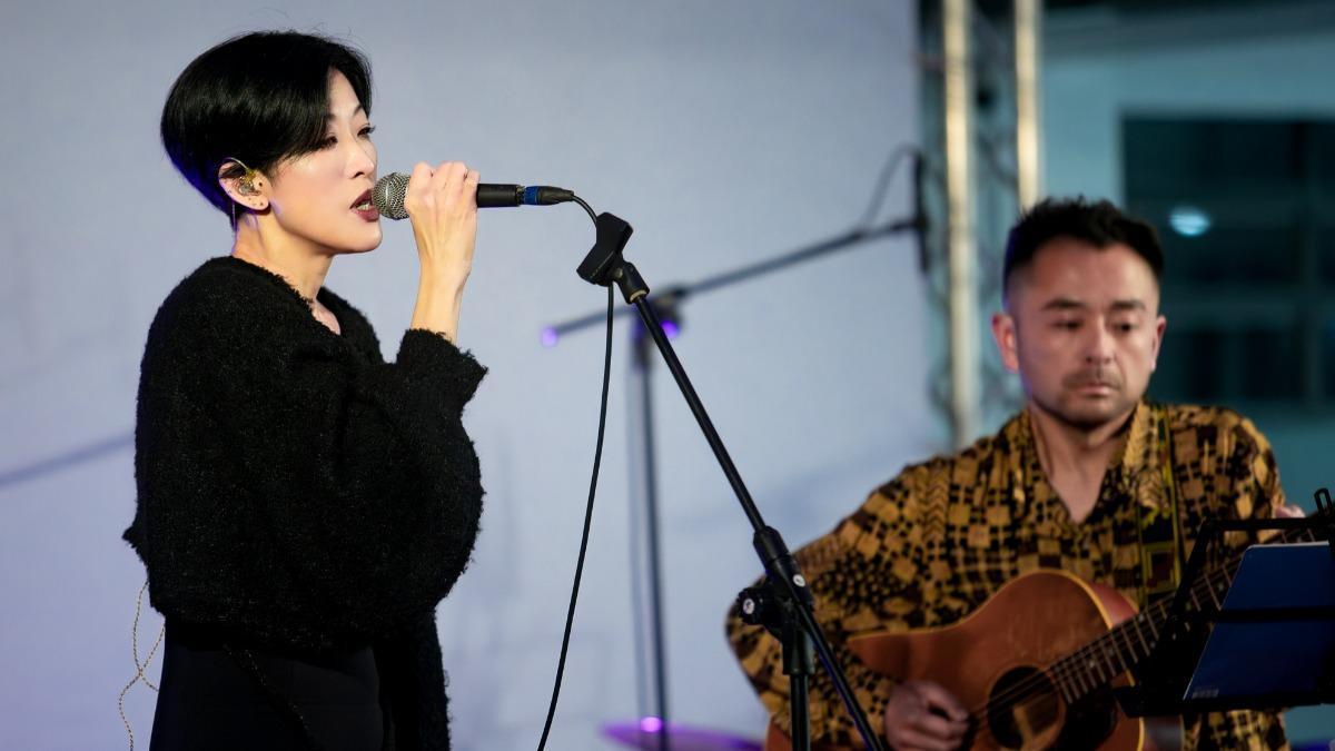 陳珊妮感謝音樂讓她得以紀錄這30年間的點點滴滴。(圖/翻攝自SandeeChan.陳珊妮 公主粉絲團臉書)