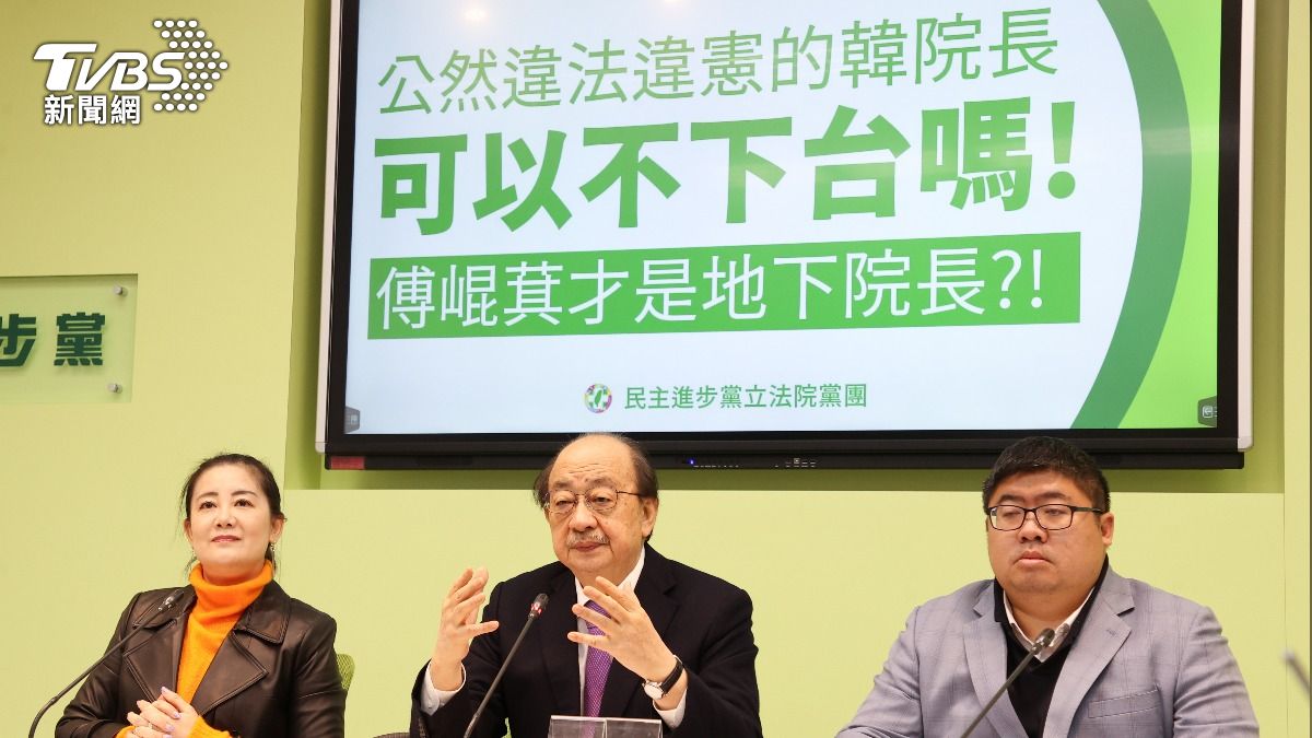 民進黨立法院黨團總召柯建銘（中）、幹事長吳思瑤（左）、書記長蔡易餘（右）30日舉行記者會。（圖／中央社）