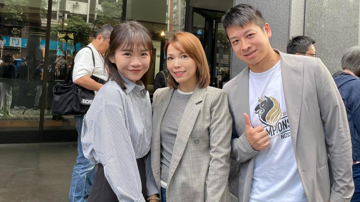 柯文哲旁「長髮美女」貼身!驚人身分曝 來頭竟不小│TVBS新聞網