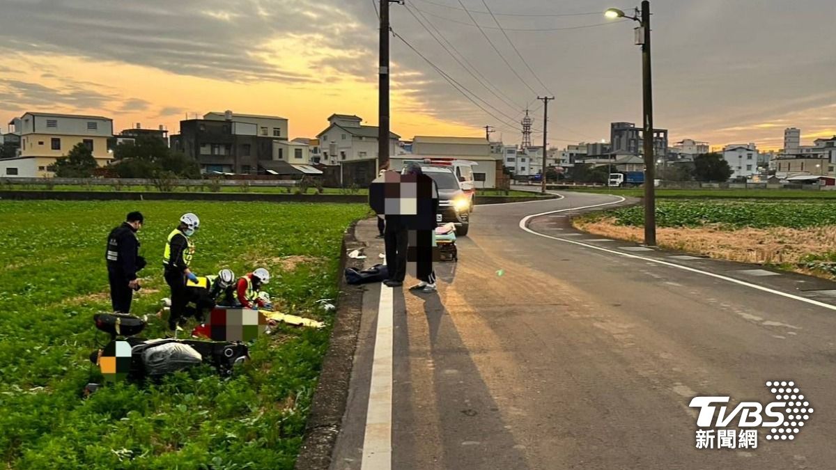陳姓老翁行經嘉盛里一處產業道路不慎自摔農田。（圖／TVBS）