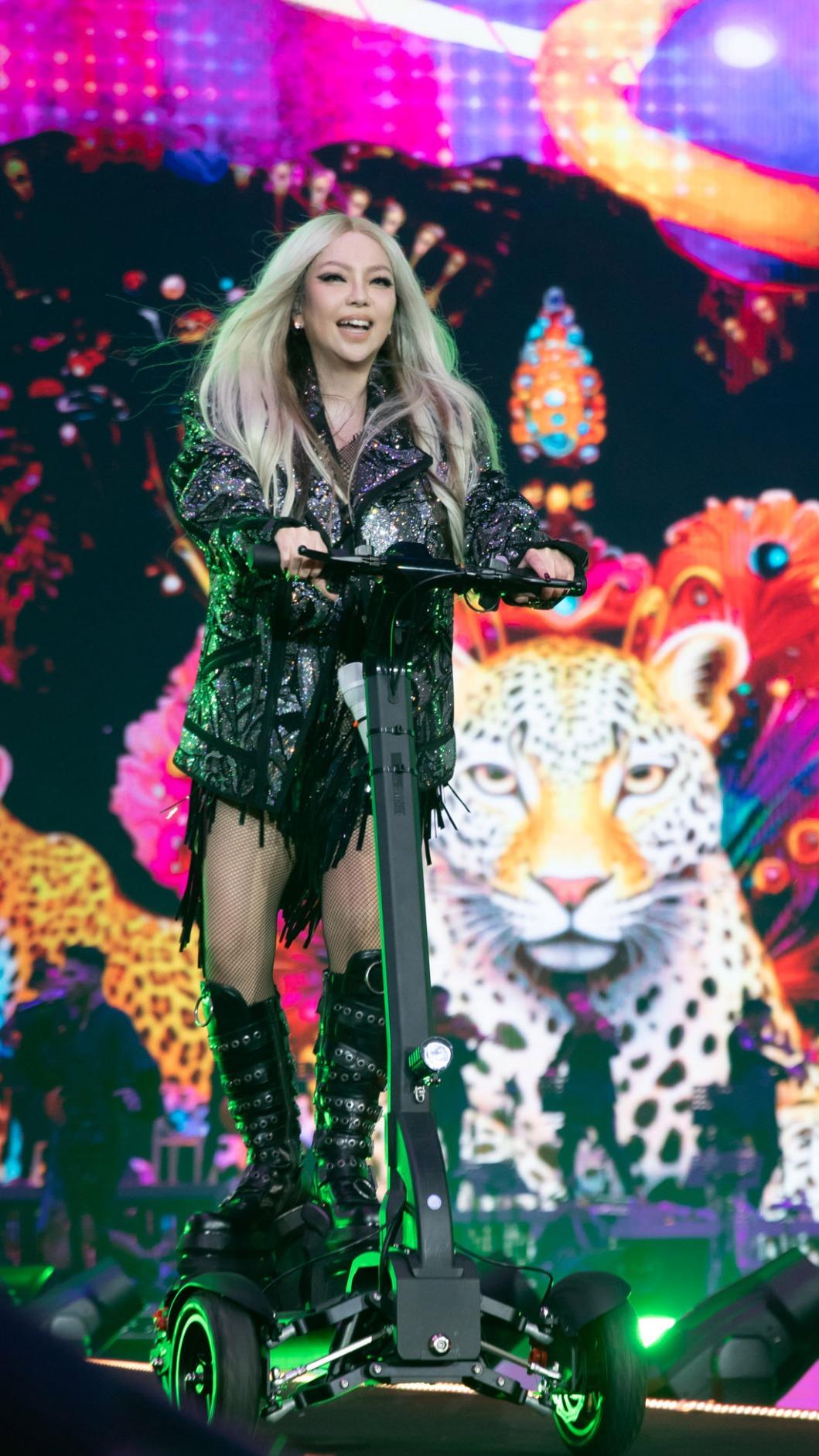 阿妹彩排後一度覺得自己忽冷忽熱，團隊立刻為她準備暖爐。（圖／聲動娛樂提供）