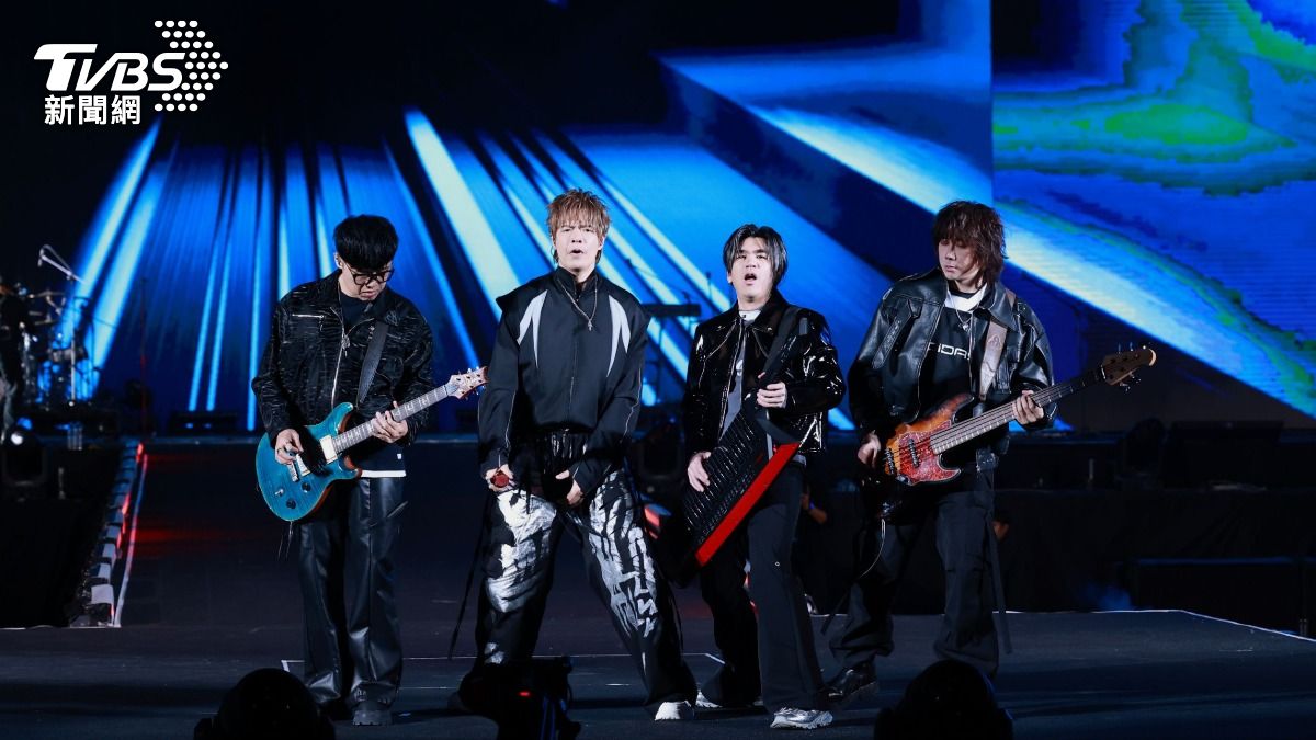 八三夭一曲〈東區東區〉炸翻現場。(圖/趙世平攝)