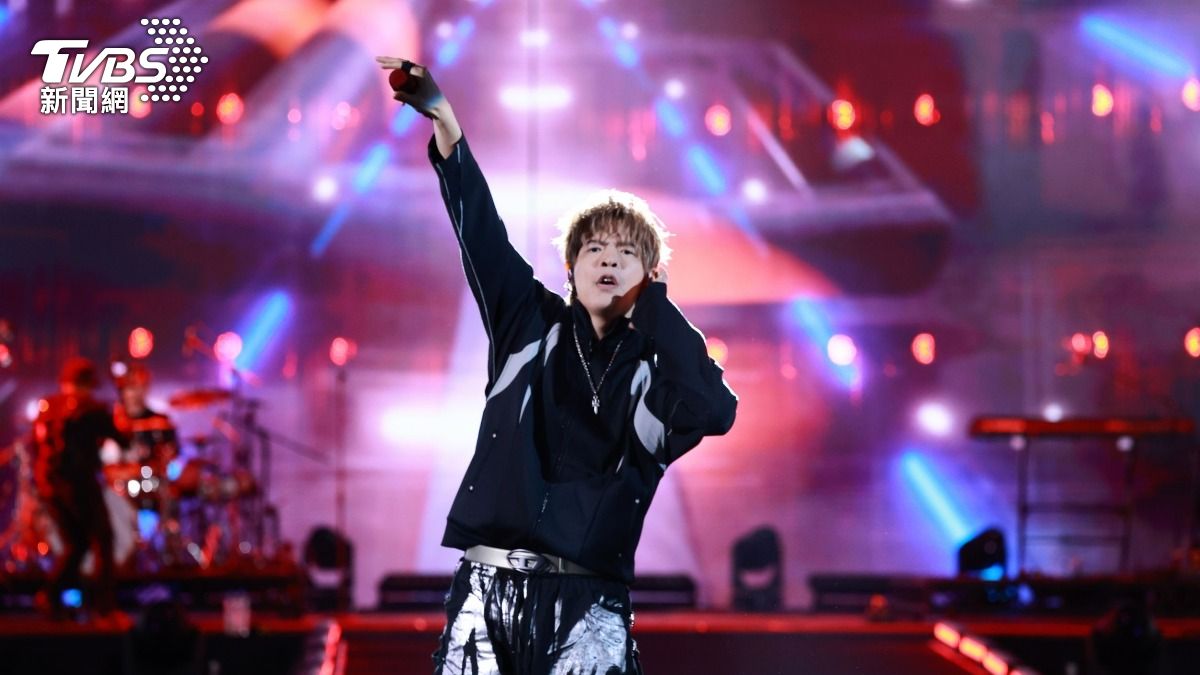 八三夭用〈致青春〉拉下晚會帷幕。(圖/趙世平攝)