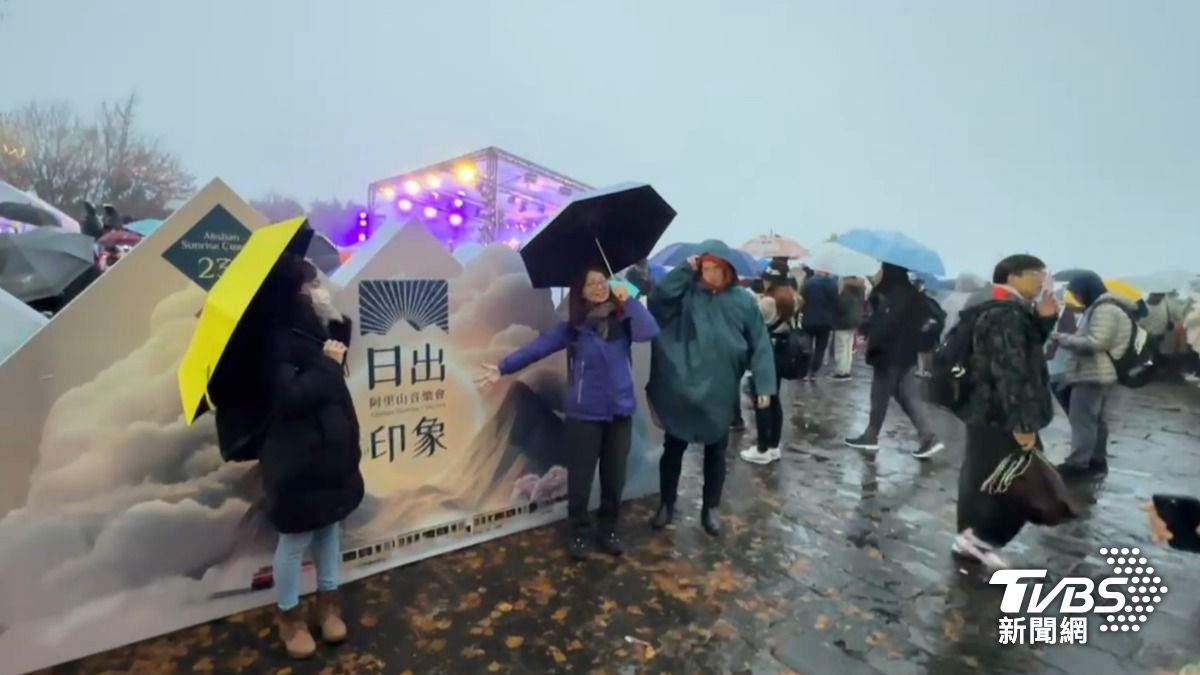 阿里山國家森林遊樂區綿綿細雨也未見曙光。（圖／TVBS）