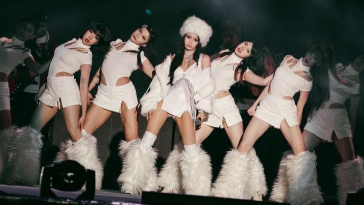 陳芳語帶著6位舞者跨年開唱。（圖／翻攝自陳芳語IG）