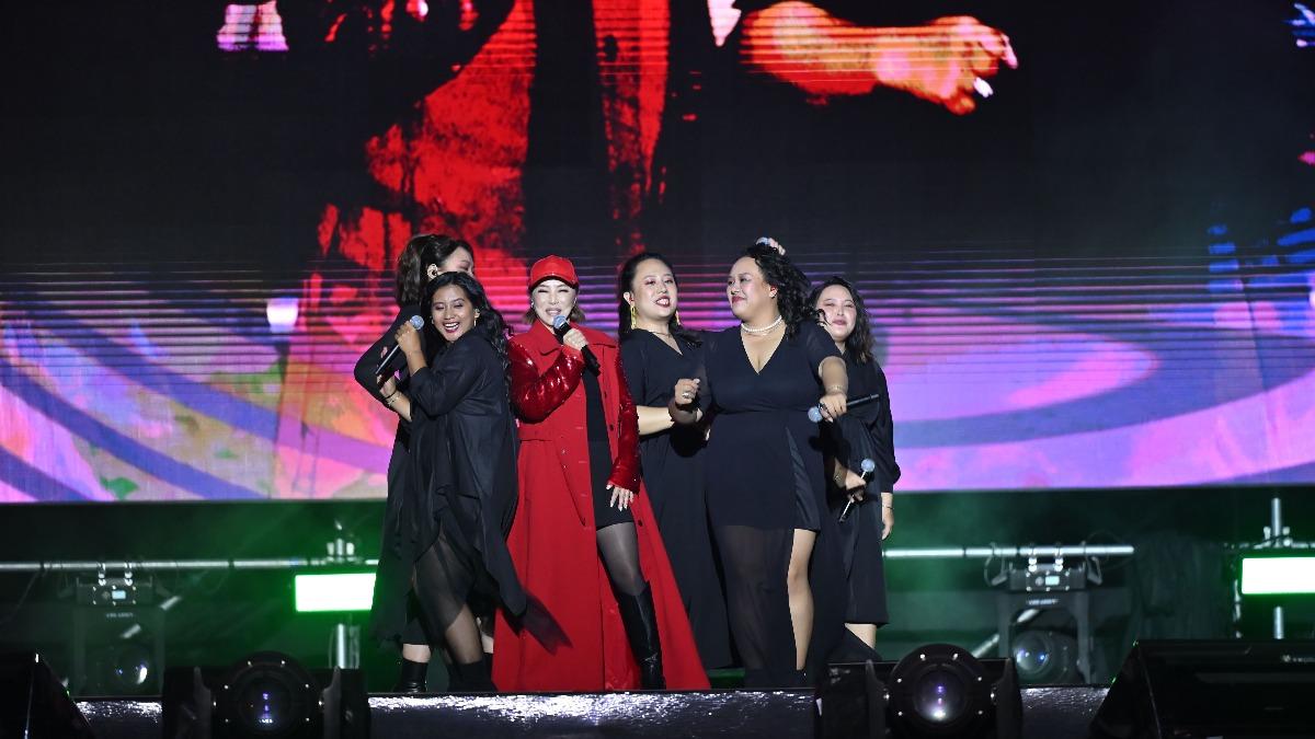 葉璦菱以一身鮮紅色大衣造型亮麗登台。（圖／臺東縣政府文化處藝文推廣科提供）