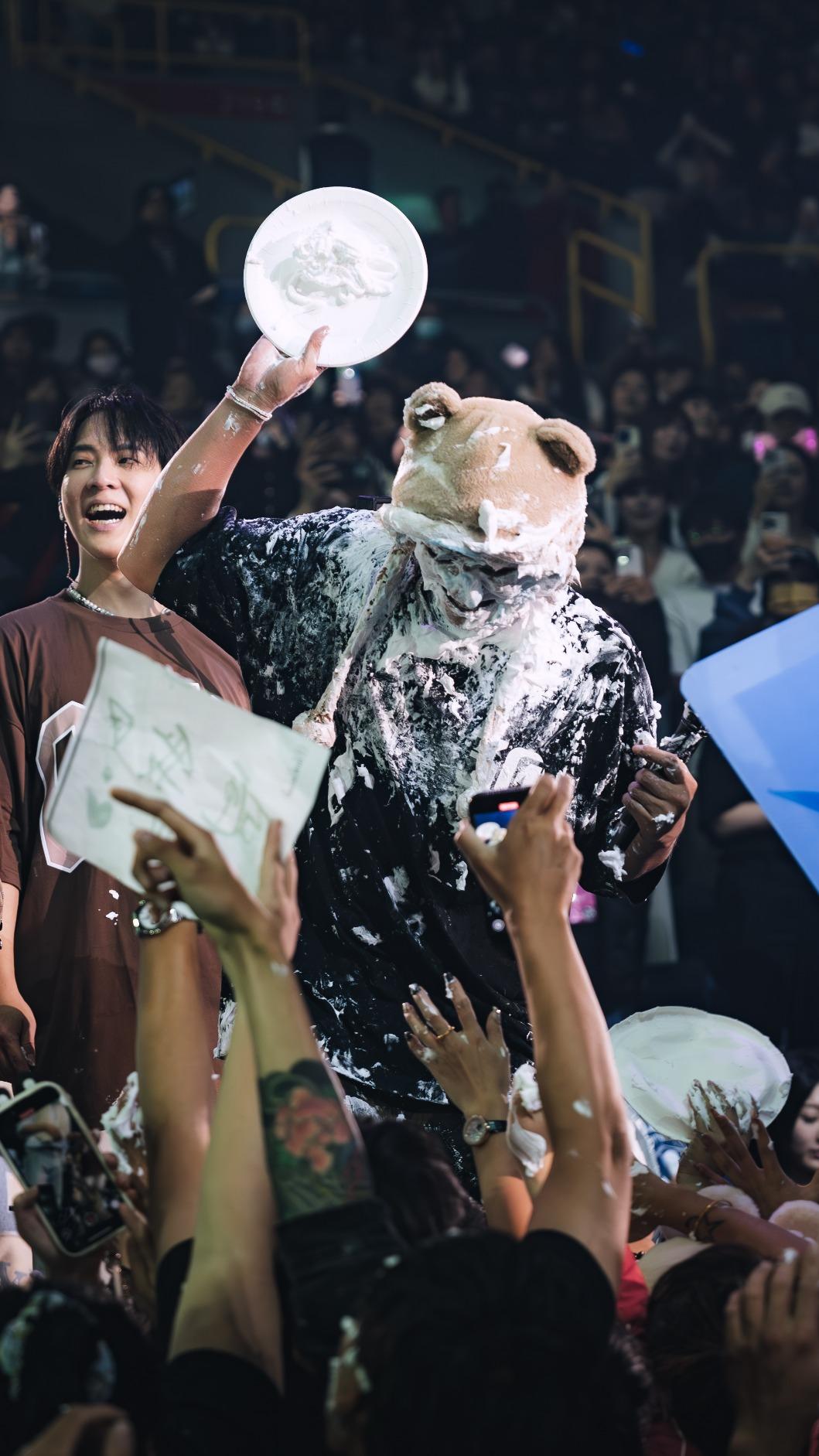 羅志祥玩起砸派。（圖／寬宏藝術 X 華納音樂提供）