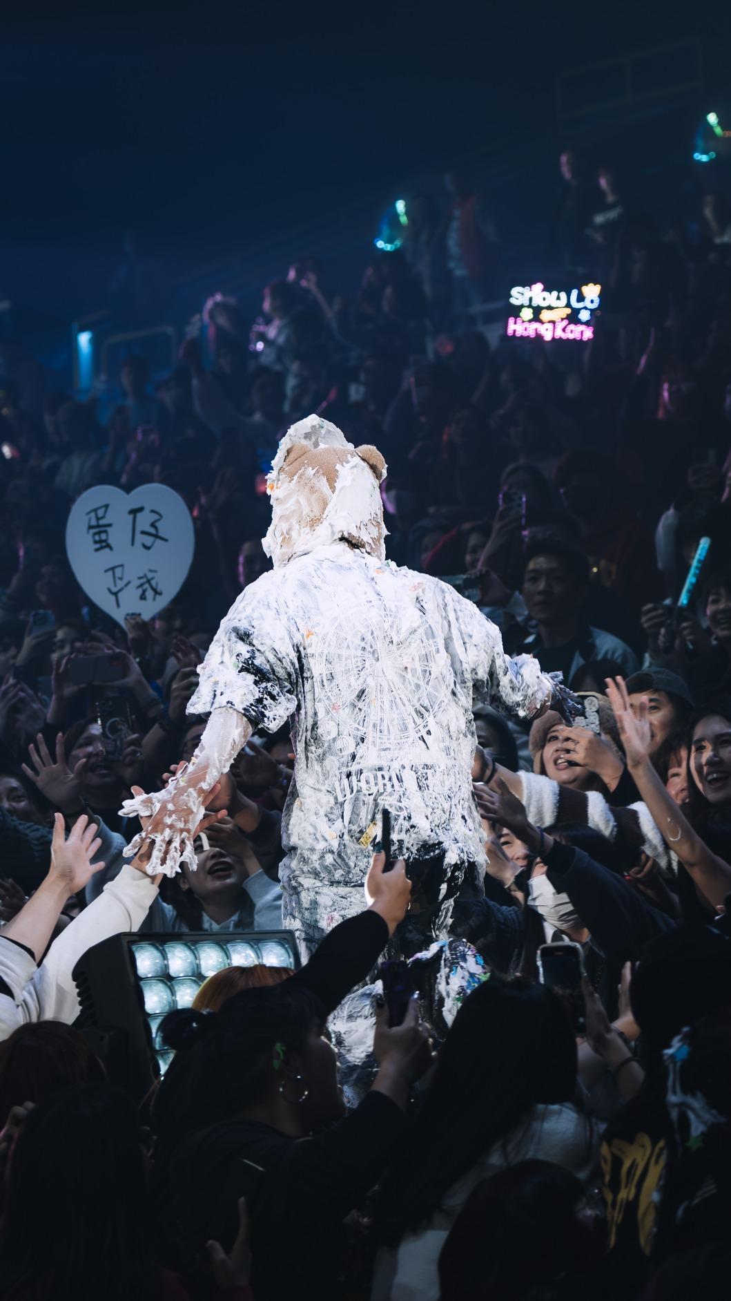 羅志祥玩起砸派。（圖／寬宏藝術 X 華納音樂提供）