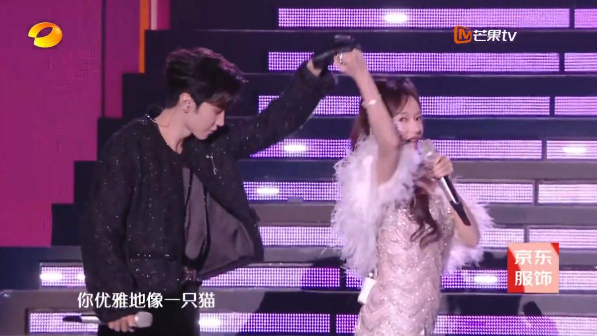 人聲已經出來，但陳哲遠的麥克風仍沒有拿起來。（圖／翻攝自「湖南衛視芒果TV」YT頻道）