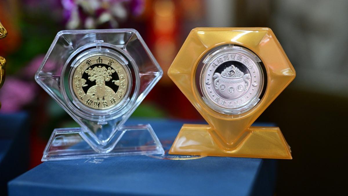 頭香一家五口皆抽中蛇年金錢母。（圖／翻攝自南投紫南宮臉書）