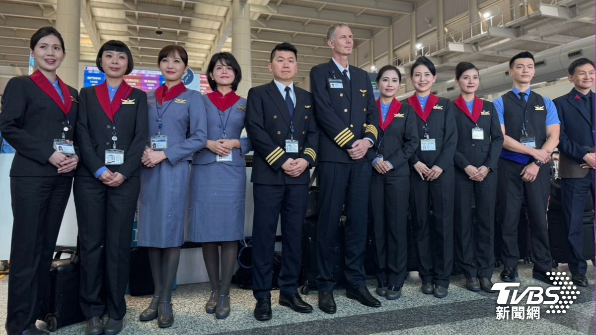 中華航空女性褲裝制服今（1）日在高雄小港機場正式亮相。（圖／林雅婷攝）