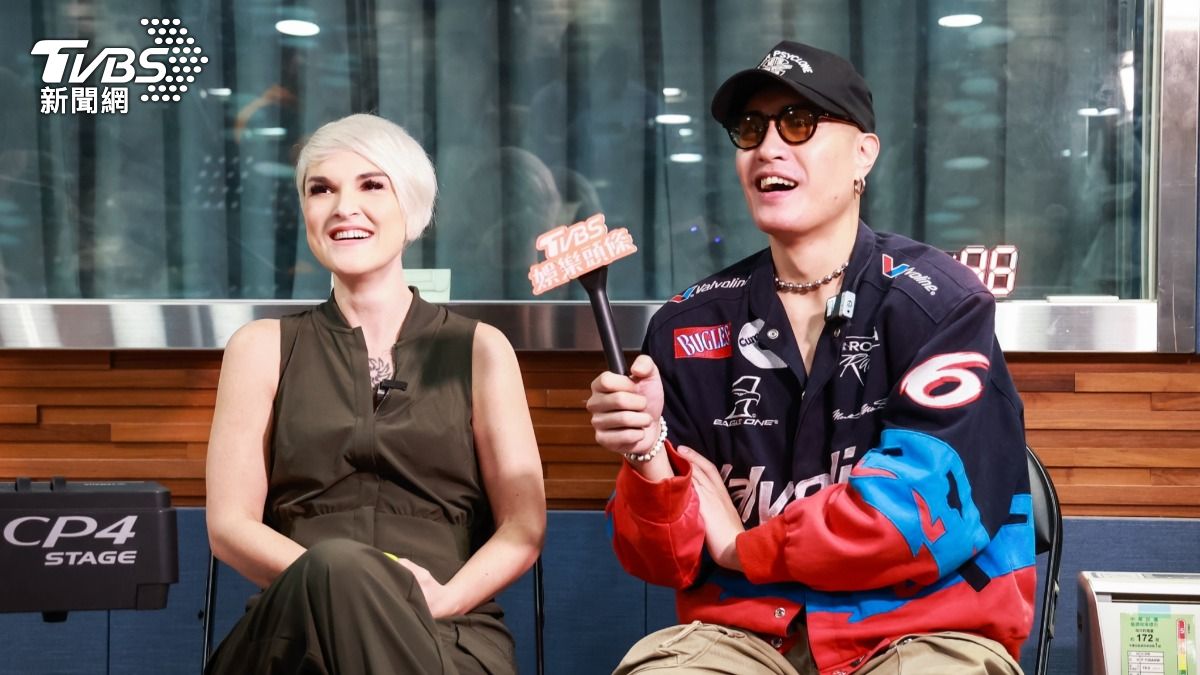 黃宣（右）狂推薦Rozette老師品嘗蚵仔煎。（圖／趙世平攝）