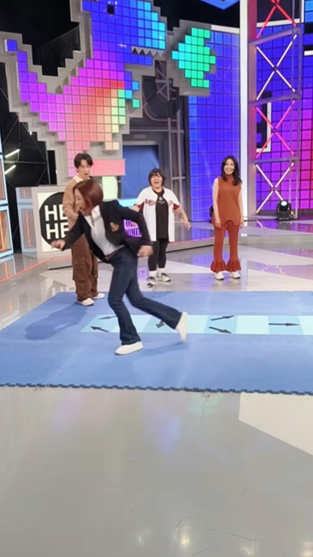 于美人因重心不穩摔倒。（圖／翻攝于美人臉書）