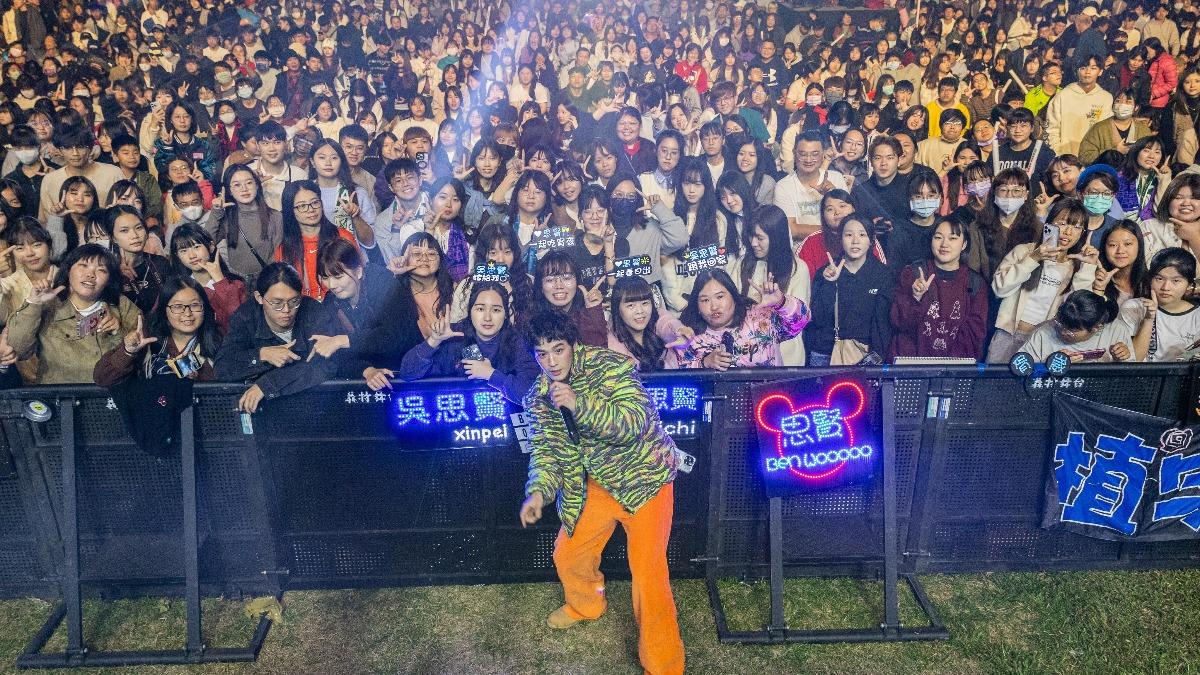 小樂吳思賢在屏東跨年晚會登台。（圖／華納音樂提供）