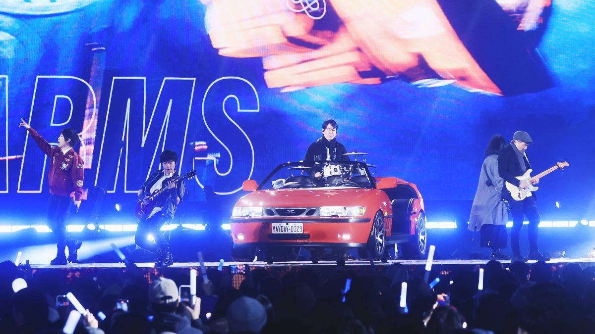 五月天搞笑玩起「俗語比賽」，逗得全場歌迷笑聲不斷。（圖／相信音樂提供）