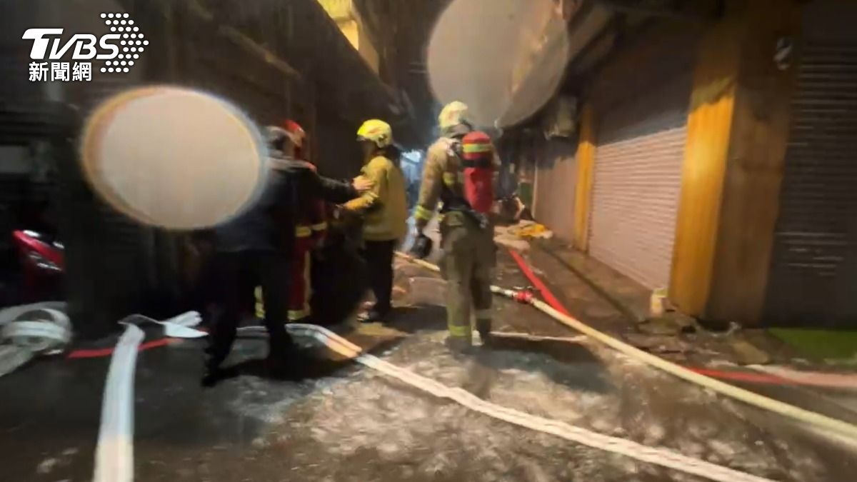 基隆公寓凌晨傳出火警，警消到場搶救。（圖／TVBS）