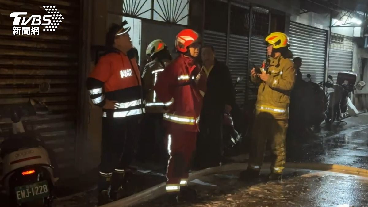 基隆公寓凌晨傳出火警，警消到場搶救。（圖／TVBS）