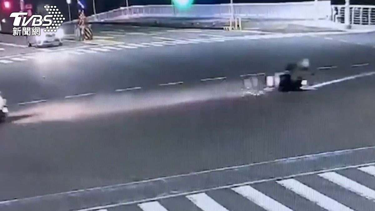 對向小轎車未禮讓直行車直接左轉，害騎士摔車倒地。（圖／TVBS）