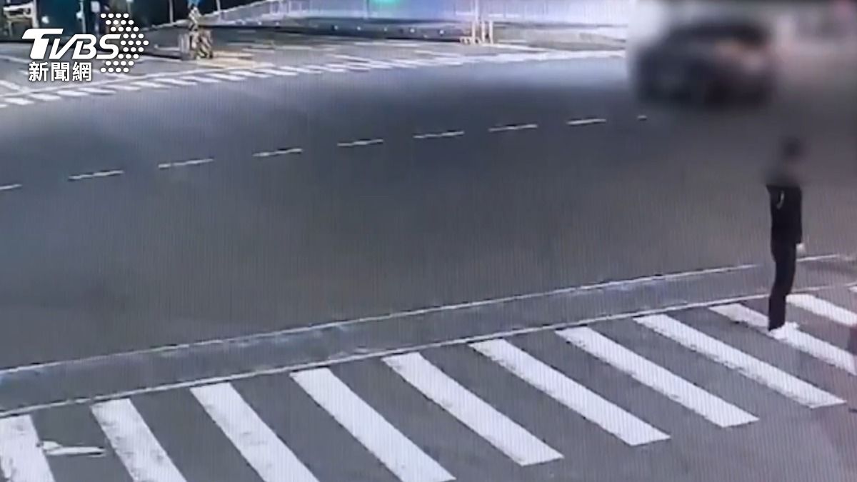 騎士摔車倒地後，楊姓駕駛下車察看，沒想到下一秒騎士又遭經過的休旅車輾過。（圖／TVBS）