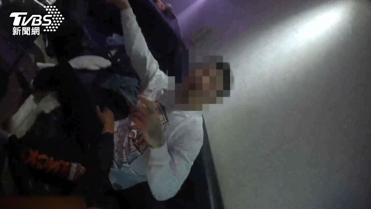 警方到場，雙方仍在激烈毆打。（圖／TVBS）