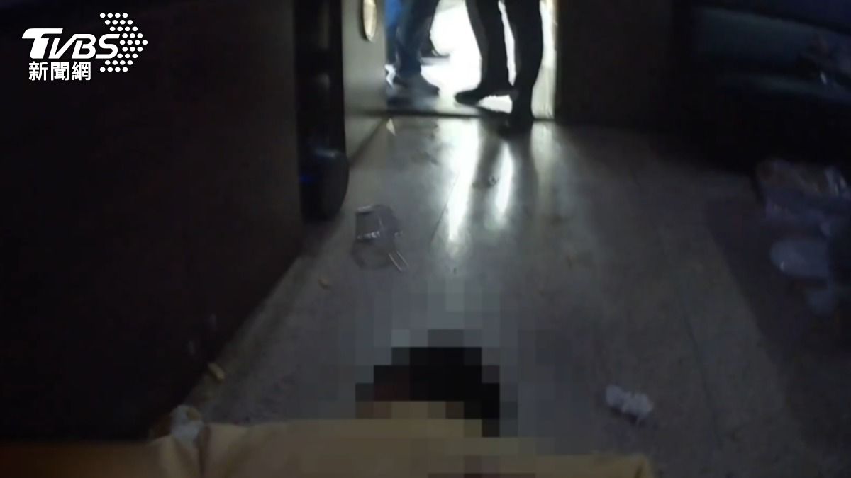 江男被警方壓制在地。（圖／TVBS）