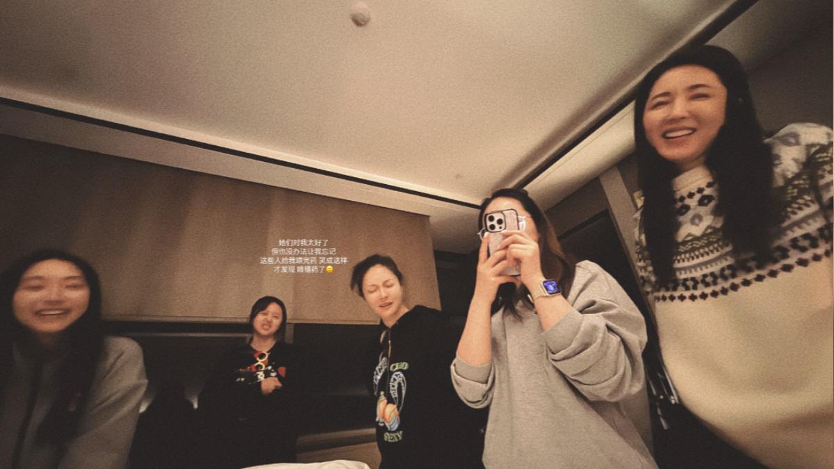 曾黎（最右）露出陽光微笑望著趙露思。（圖／翻攝自趙露思微博）