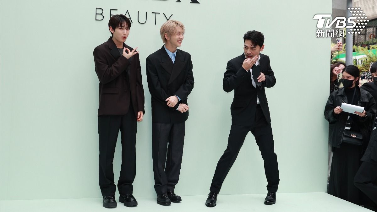 阿KEN（最右）不斷用英文跟肢體語言逗笑兩位成員。（圖／黃城碩攝）