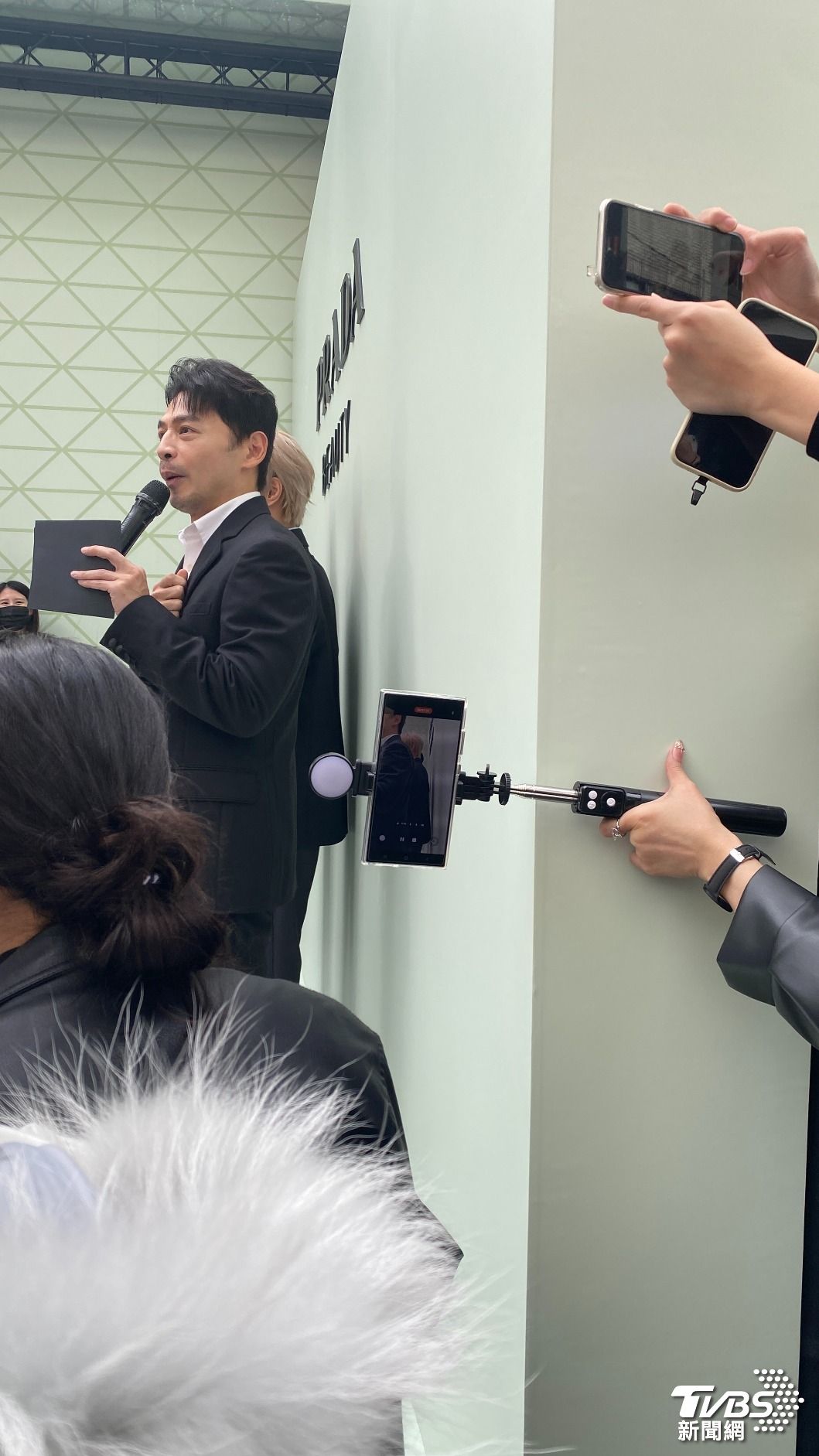 現場粉絲就算無法親眼看到本人，也想辦法用手機記錄。（圖／林坤緯攝）