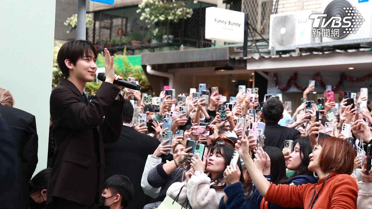 金善禹（最左）走近粉絲跟大家打招呼。（圖／黃城碩攝）
