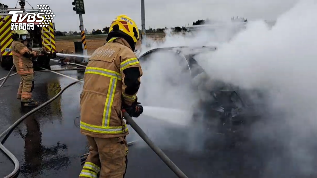 台南一輛賓士車起火燃燒。（圖／TVBS）
