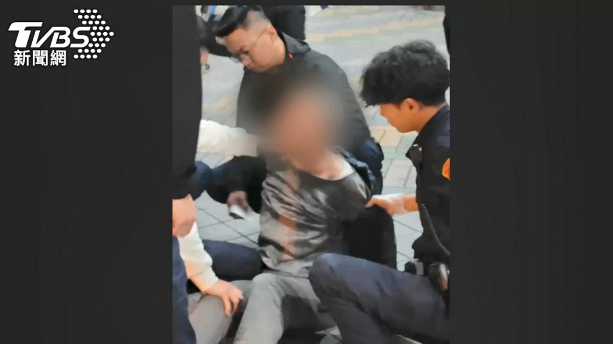男子被警方壓制。（圖／TVBS資料畫面）