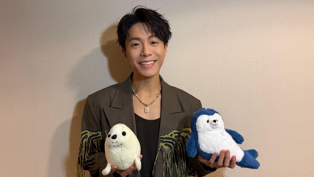 韋禮安送禮物給台下粉絲。（圖／索尼音樂提供）