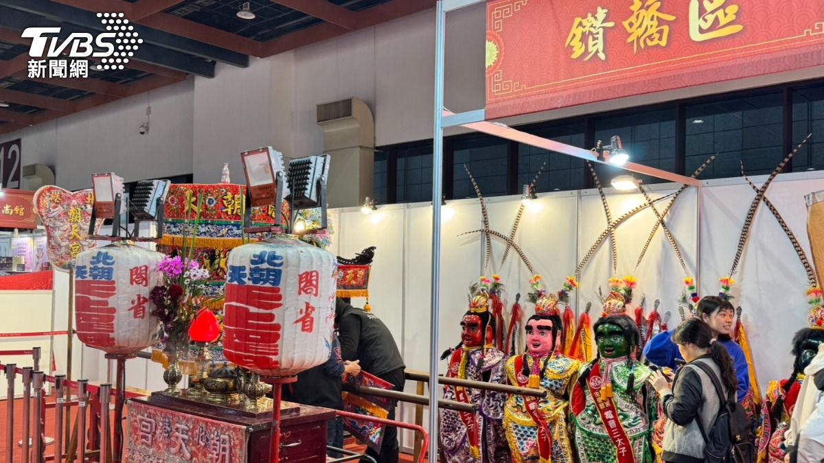 年貨大展內有北港朝天宮媽祖北上駐駕，民眾可到現場鑽轎祈福。（圖／謝佩穎攝）