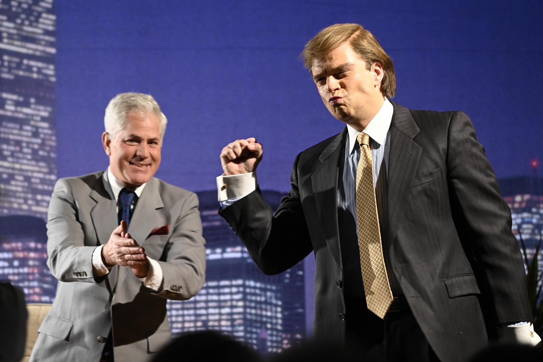 賽巴斯汀史坦（右）在片中精湛詮釋川普早年瘋狂事蹟。（圖／采昌提供）