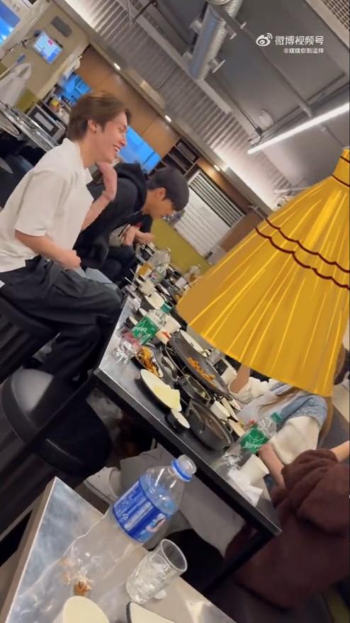 黃冠亨看上去頗開心。(圖/翻攝自微博)