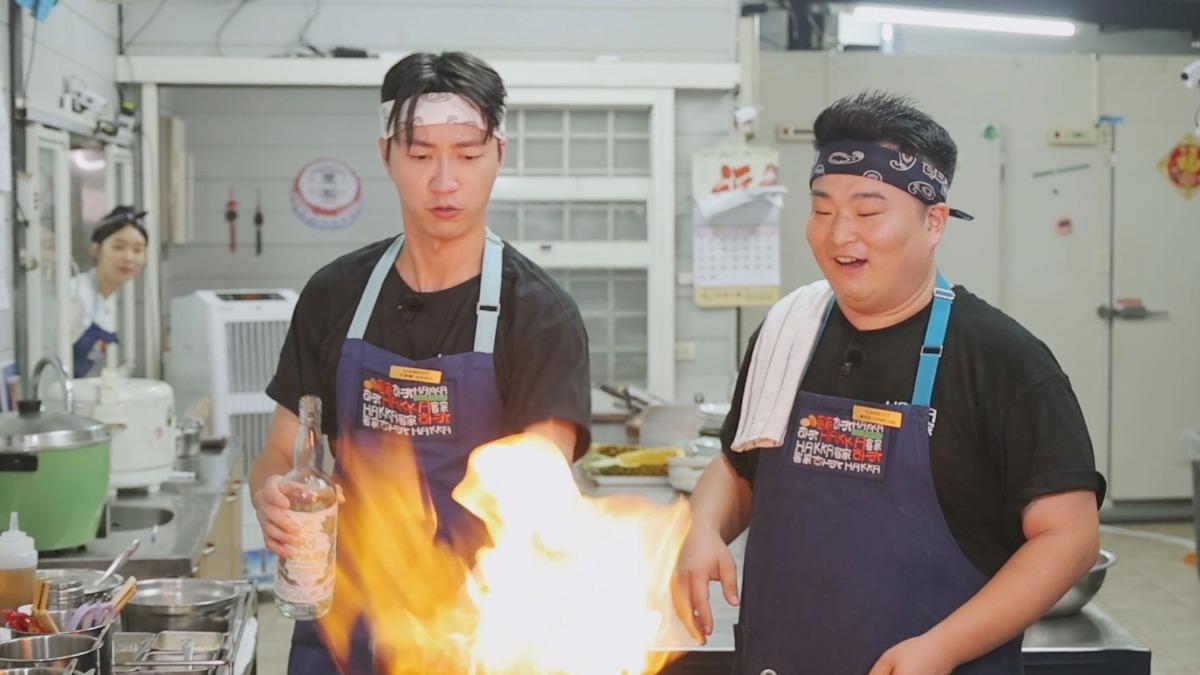 江宏傑(左)展現驚人廚藝。(圖/客家電視提供)