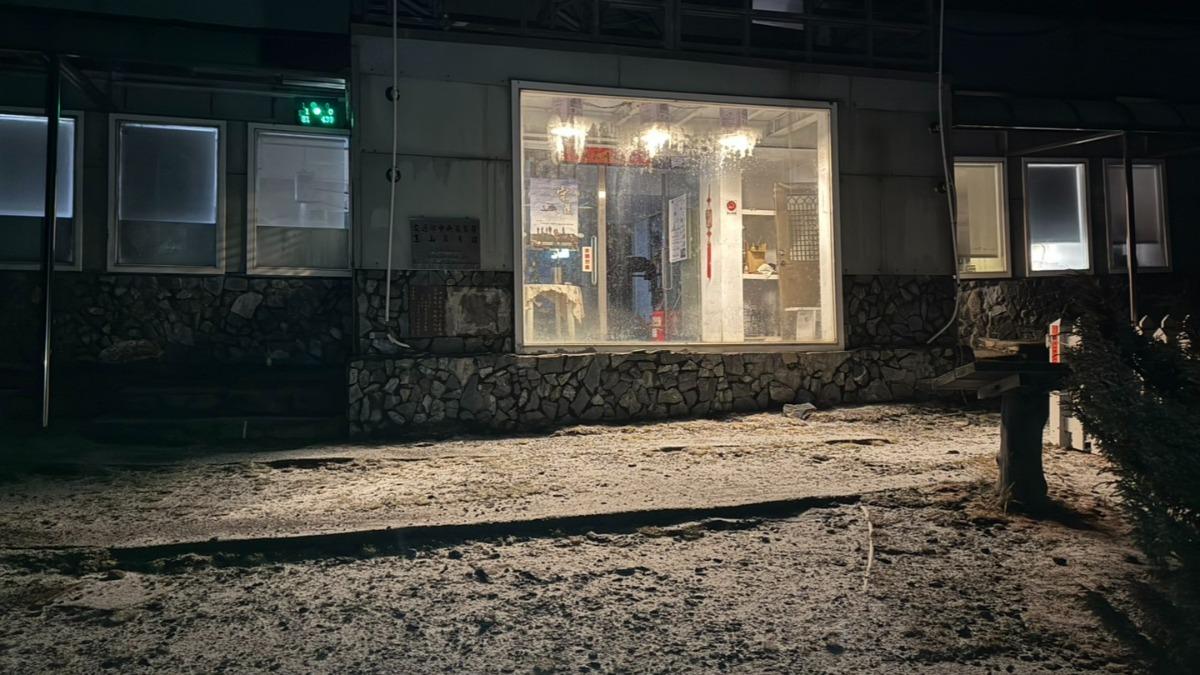 玉山2日晚上8時40分開始降雪。（圖／中央氣象署）