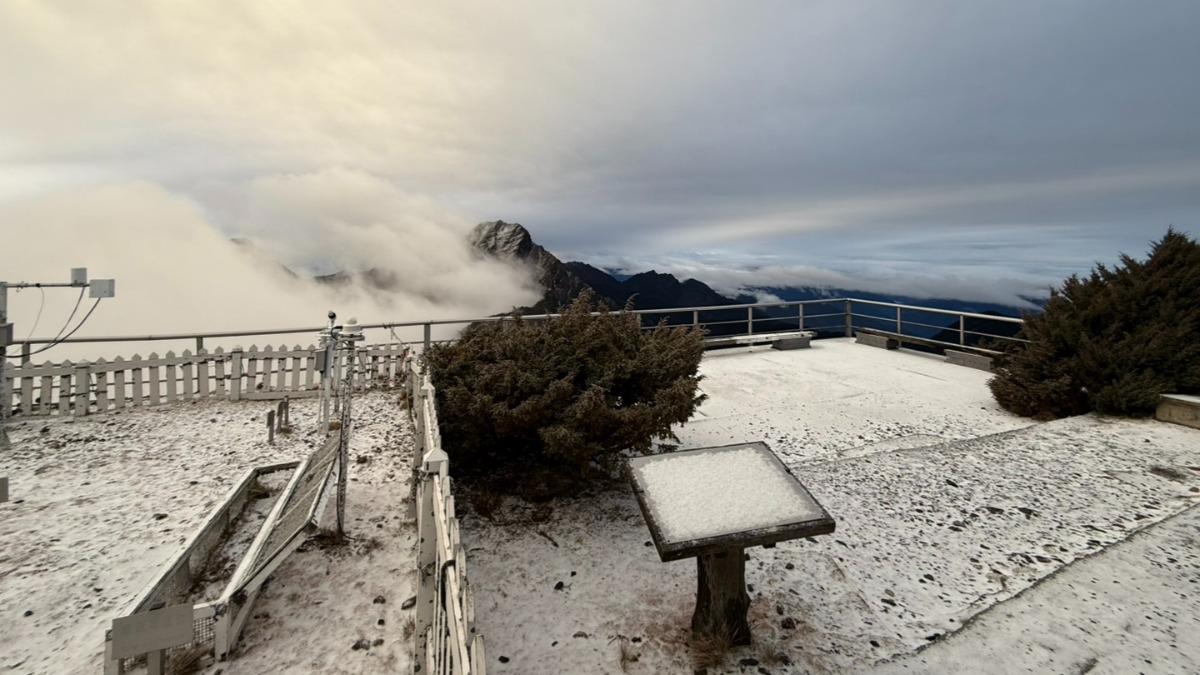 雪白一片變成銀色世界。（圖／中央氣象署）