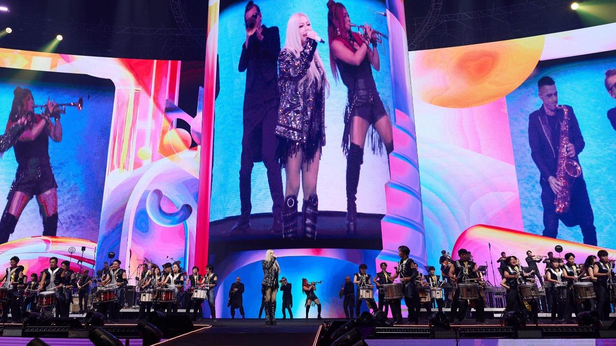 張惠妹和台北樂府樂旗藝術團合作演出〈日出〉。(圖/聲動娛樂提供)