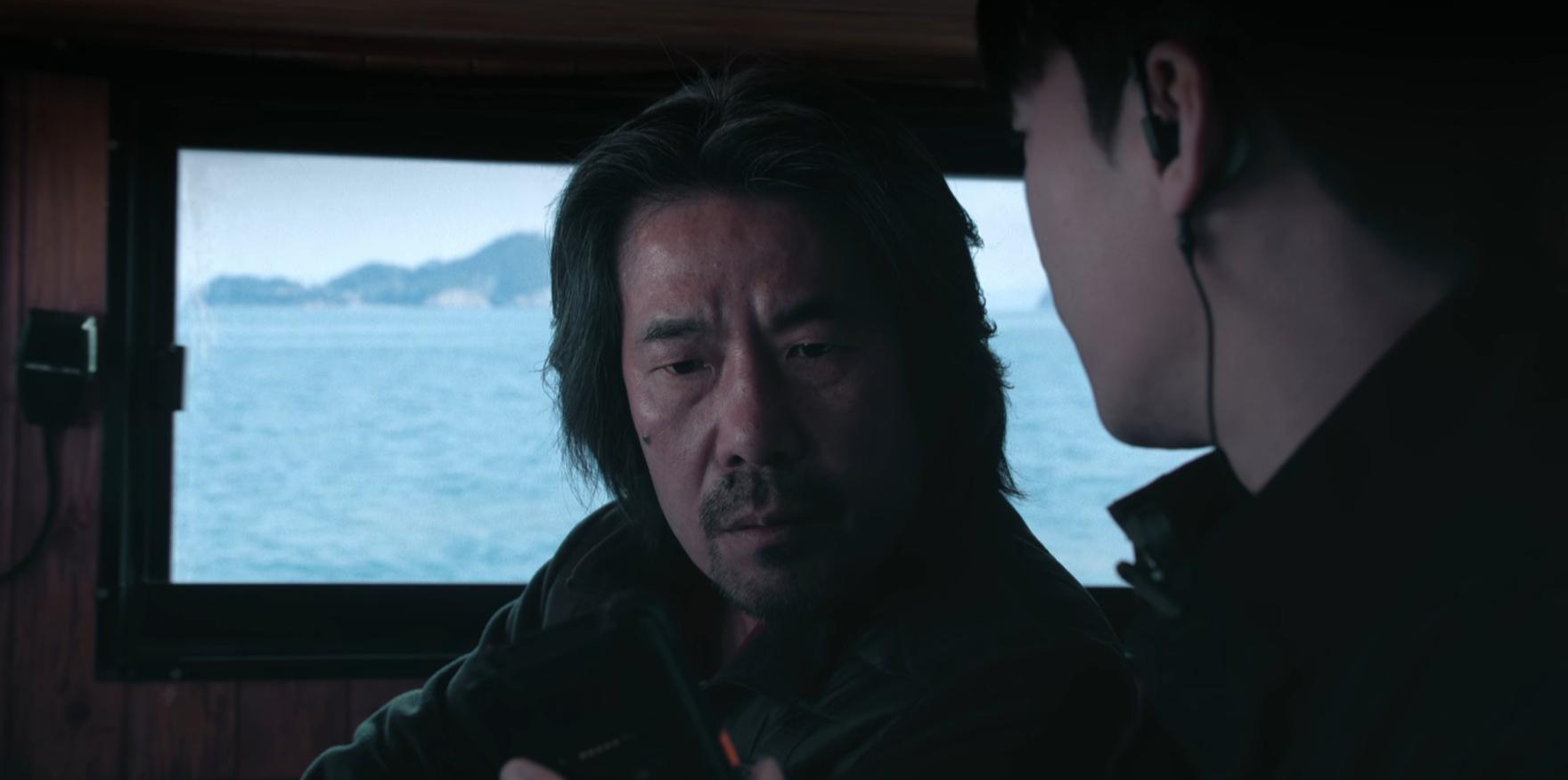 吳達秀的船長角色有反轉劇情。(圖/翻攝自Netflix)