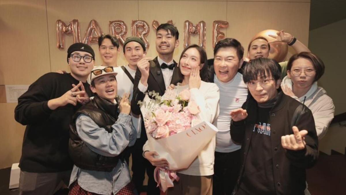 陳大天向劉樸求婚成功，曾國城、唐從聖、鍾欣凌都是見證人。（圖／翻攝自陳大天臉書）