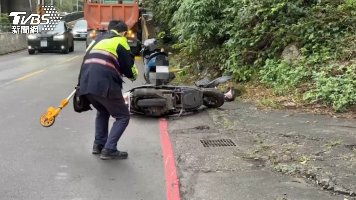 砂石車駕駛稱當時女騎士突竄出後滑倒。(圖/TVBS)
