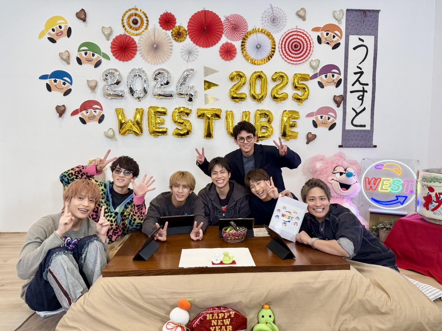 「WEST.」台日混血成員中間淳太(最左)去年曾特地慰問台灣震災。(圖/STARTO娛樂提供)