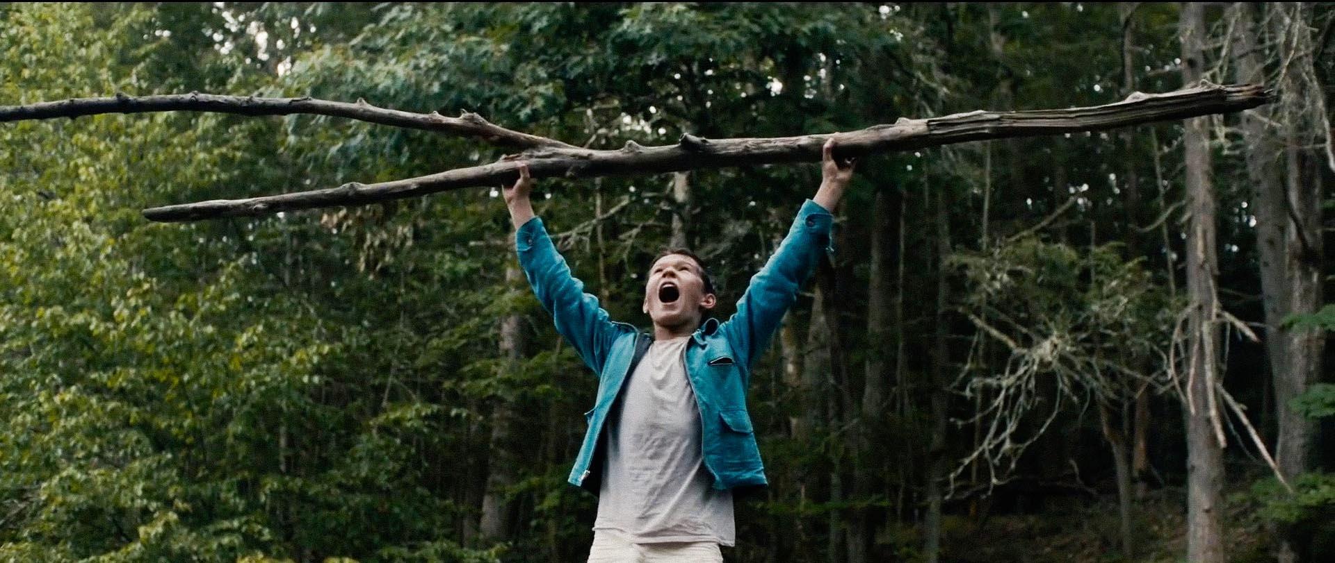 路克是一名素食主義者，但為求逼真，他仍現場咬下生冷的魚肉。（圖／天馬行空提供）