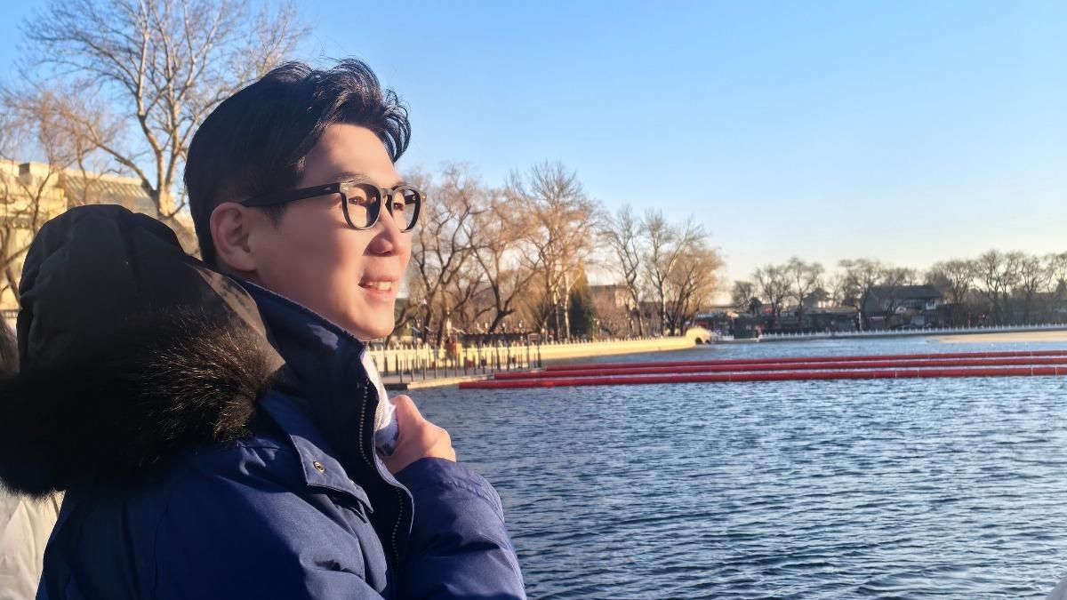 品冠趁空走訪北京熱門打卡景點之一的什剎海。（圖／種子音樂提供）