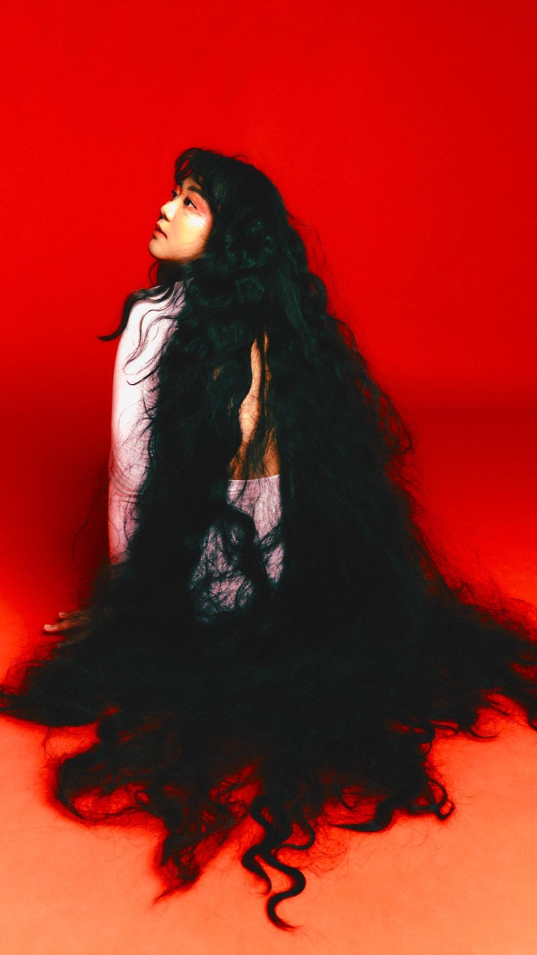 曾妮將人生的真實經歷全部寫入歌中。（圖／那屋瓦文化提供）