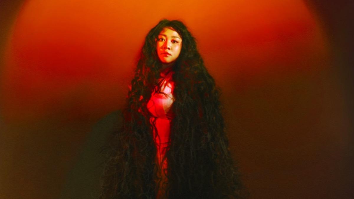 曾妮發片前一度猶豫，在阿爆陪伴下慢慢建立自信。（圖／那屋瓦文化提供）