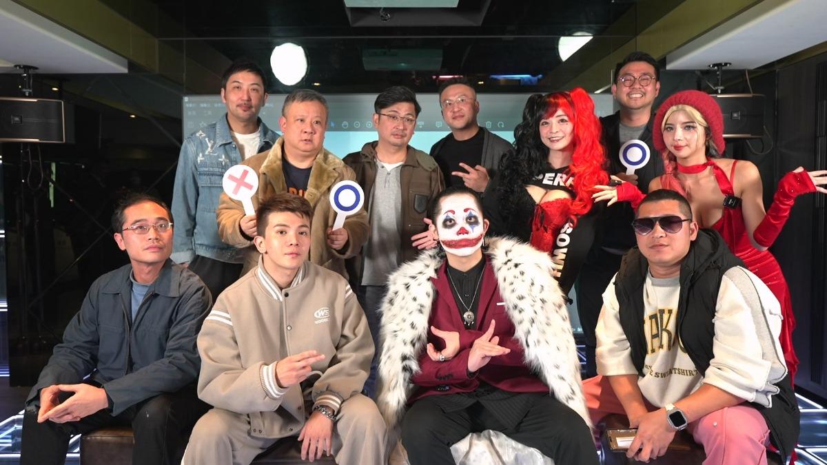 孫生(下排左二)、草爺(下排左四)幫勾惡站台。(圖/勾2party - 天使投資人提供)