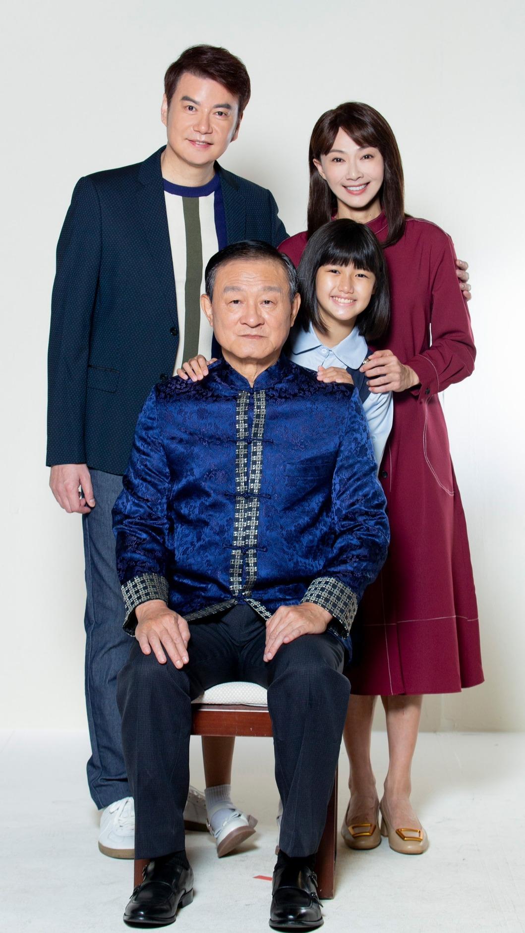 前排左起陳慕義、蕭晴曦，後排左起倪齊民、侯怡君演出中醫世家。（圖／民視提供）